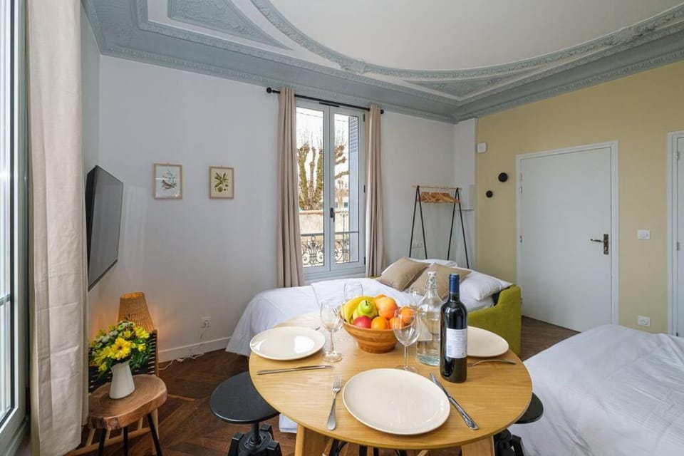Bed, Living room, Photo of the whole room, Dining area