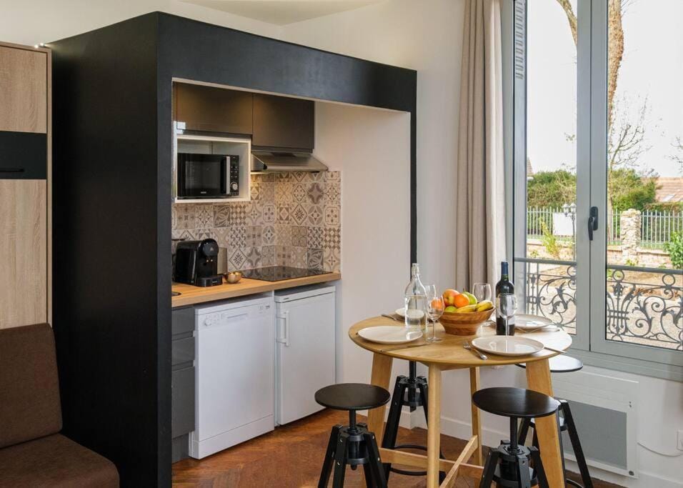 Kitchen or kitchenette, Dining area, minibar
