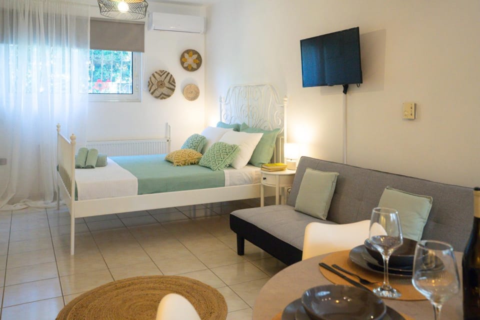 Bed, TV and multimedia, Photo of the whole room, Bedroom, air conditioner