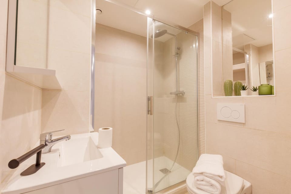 Shower, Toilet, Bathroom, towels