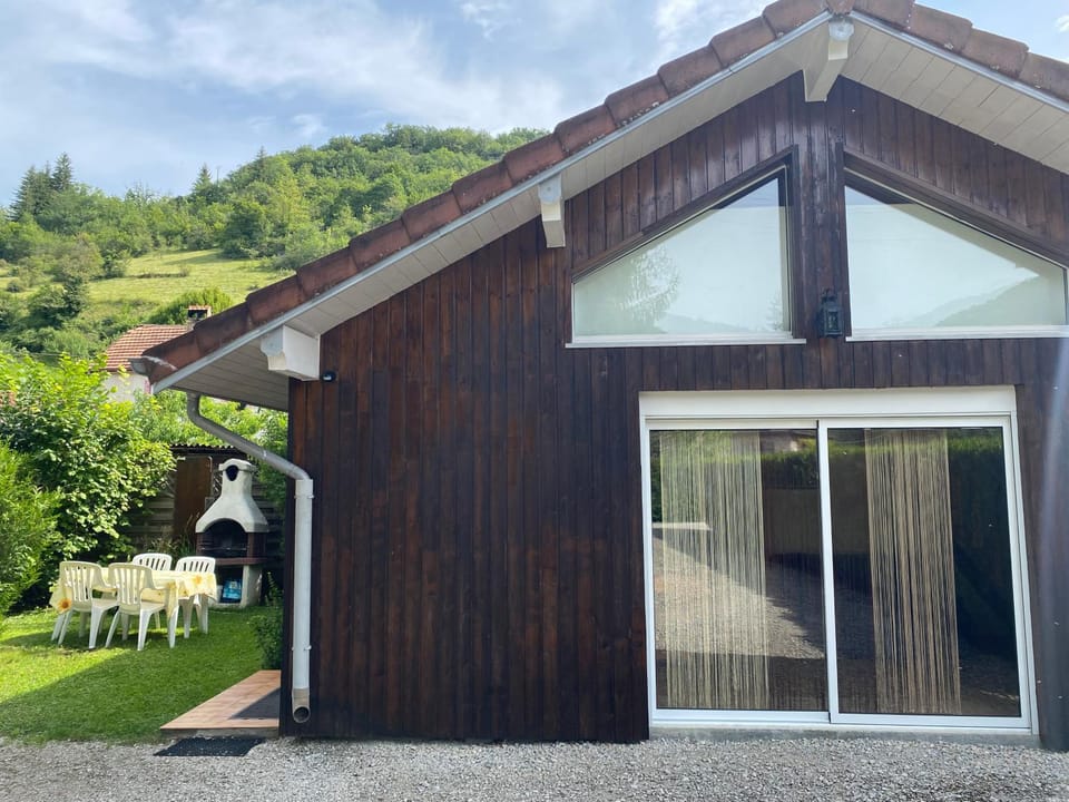 Property building, Facade/entrance, Spring, Day, Natural landscape, BBQ facilities, Garden, Garden view