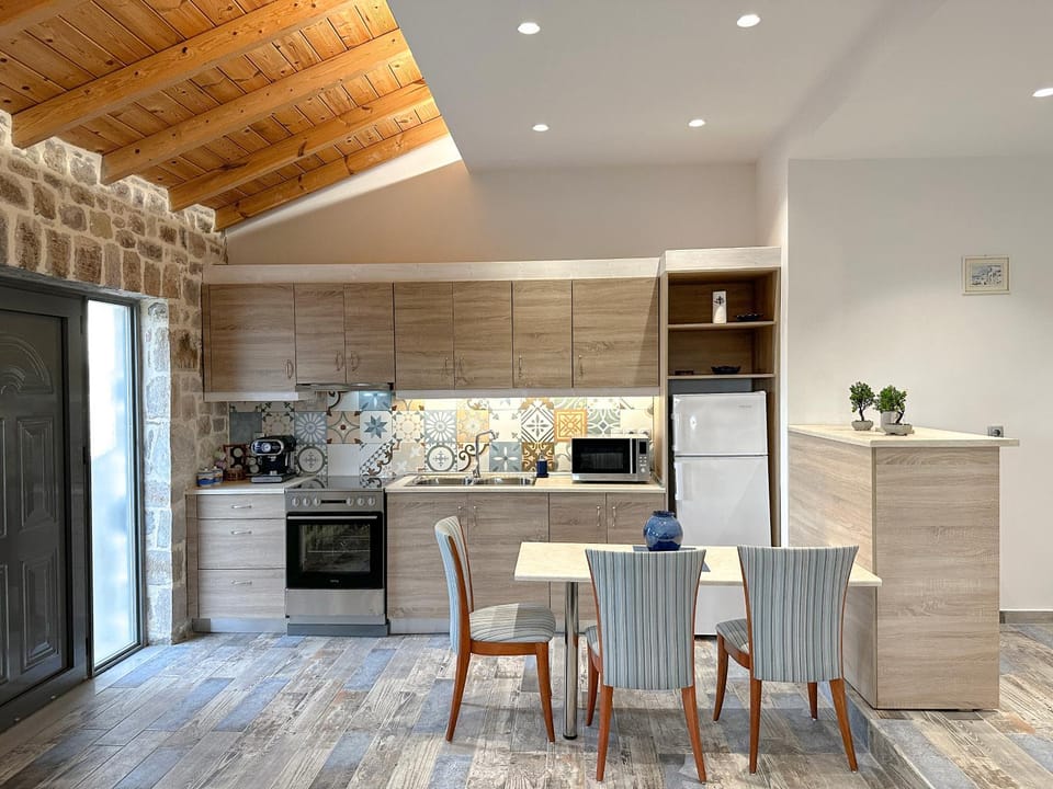 Coffee/tea facilities, Kitchen or kitchenette, Dining area, minibar, pet friendly, stove