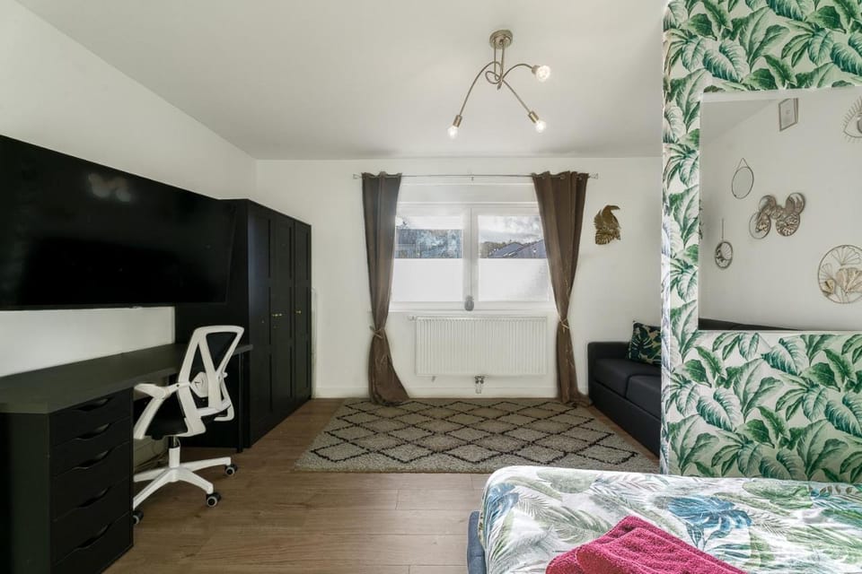 Bed, TV and multimedia, Photo of the whole room, Seating area, Bedroom, wardrobe