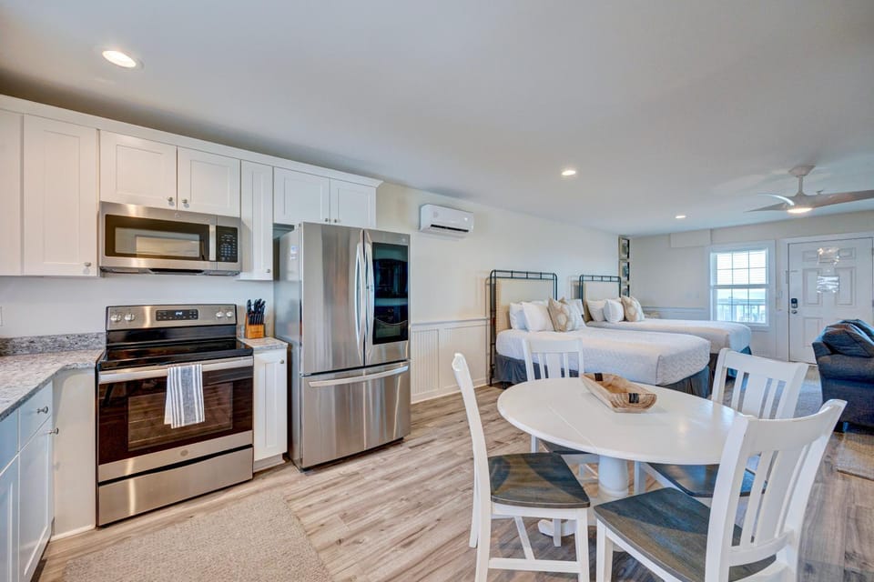 207 Queen Suite, 2nd Floor Sundown Apartment in Surf City