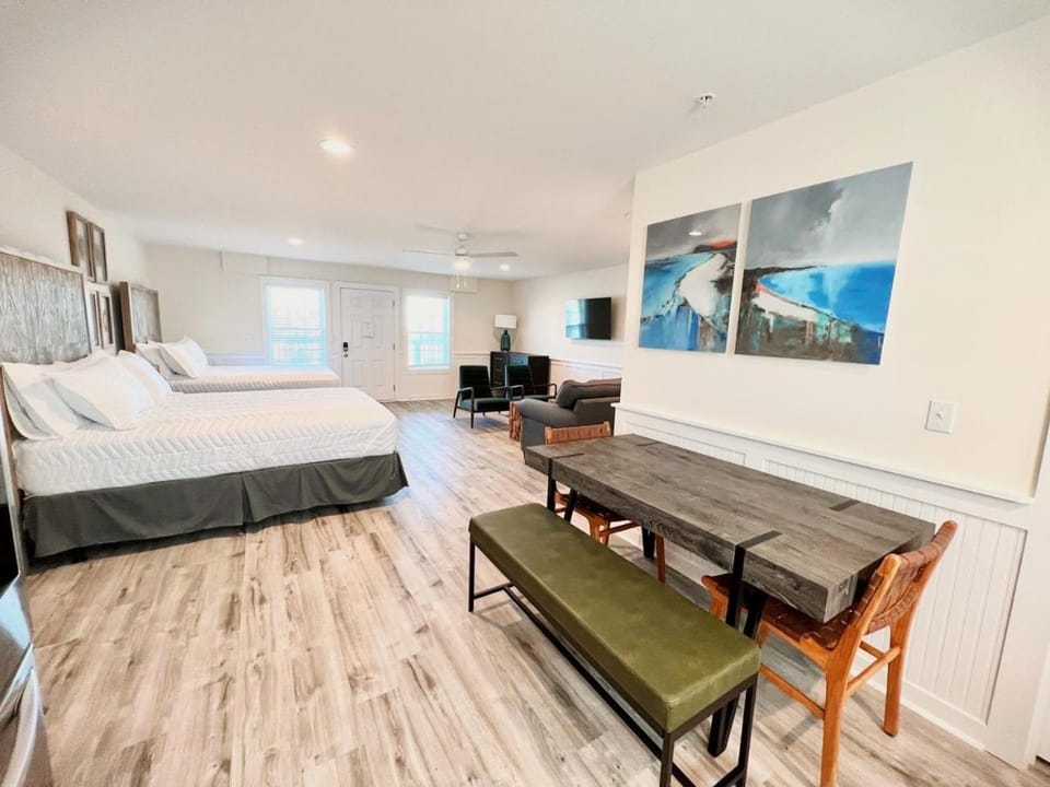 Adjacent 2nd Floor, 204 Queen & 205 Queen Apartment in Surf City
