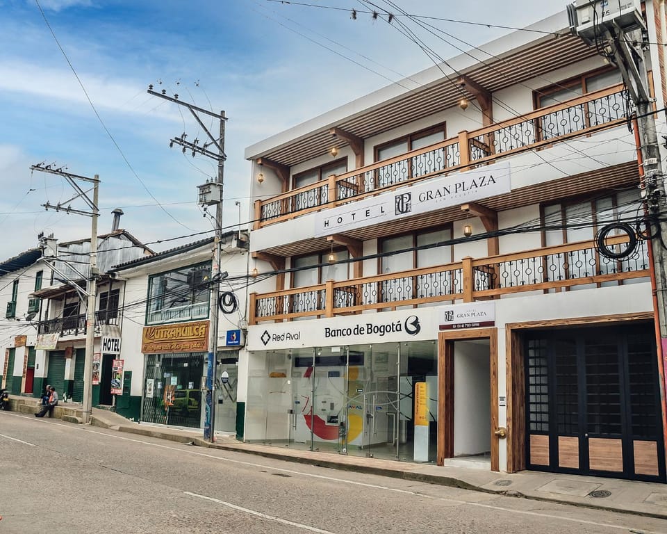Property building, Facade/entrance, Logo/Certificate/Sign, City view, Street view