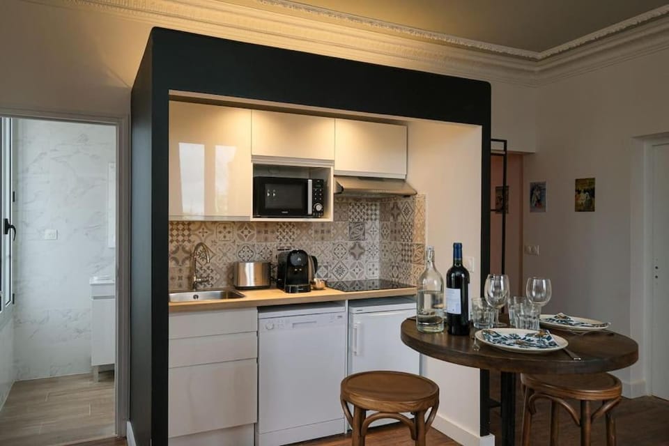 Coffee/tea facilities, Kitchen or kitchenette, Dining area, dishwasher, minibar, stove