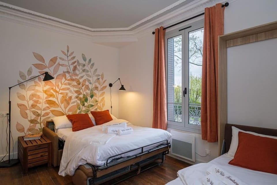 Bed, Photo of the whole room, towels