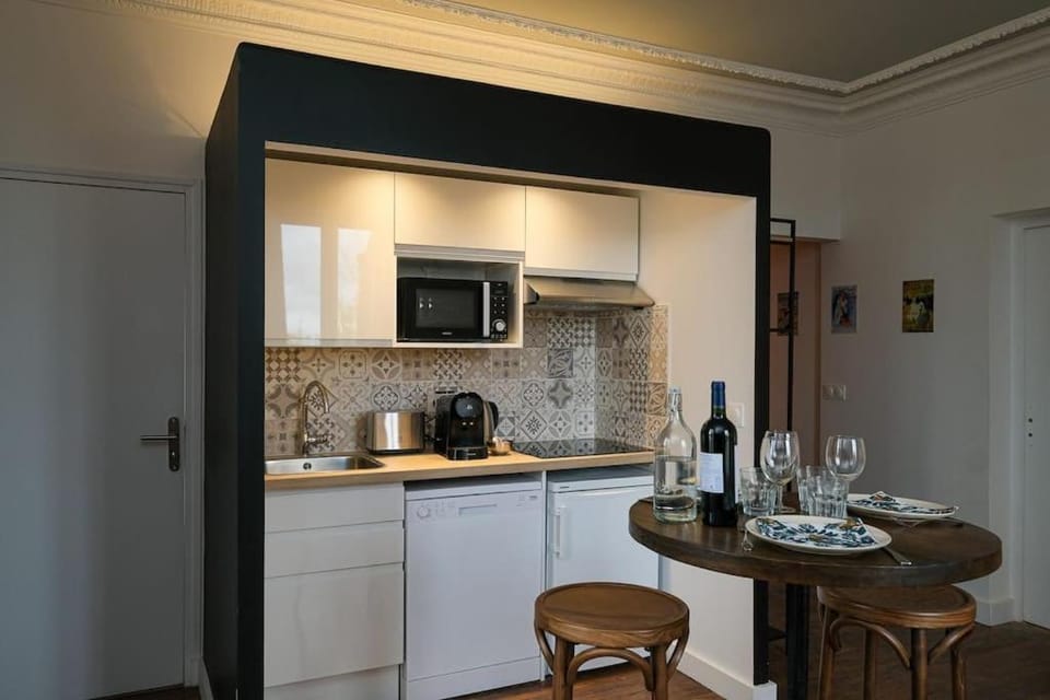 Coffee/tea facilities, Kitchen or kitchenette, Dining area, dishwasher, minibar