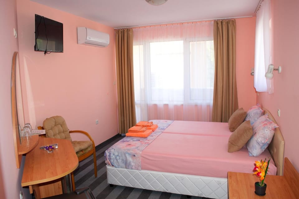Bed, TV and multimedia, Photo of the whole room, Bedroom, towels, air conditioner