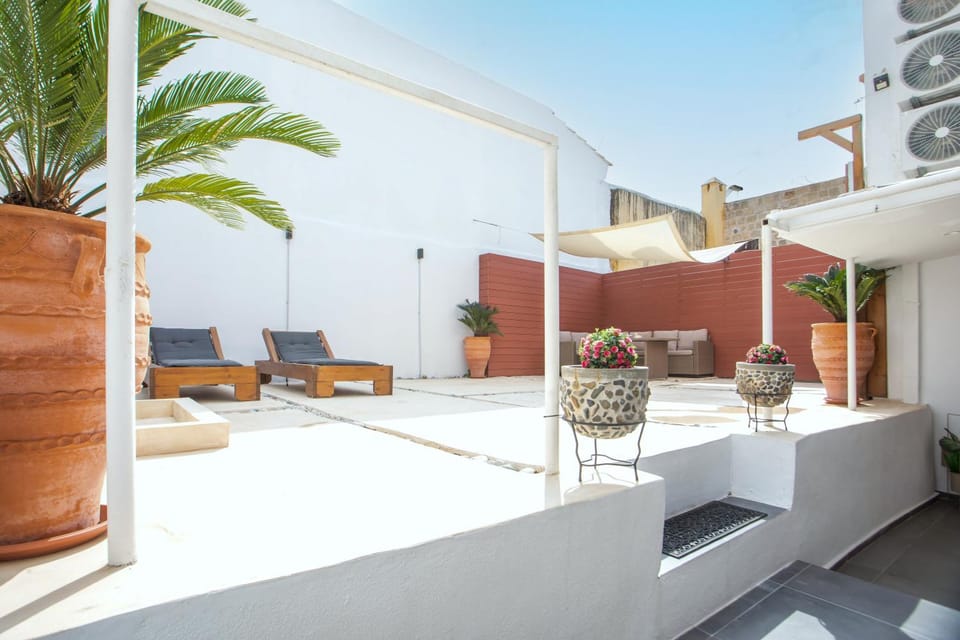 Patio, Seating area, sunbed
