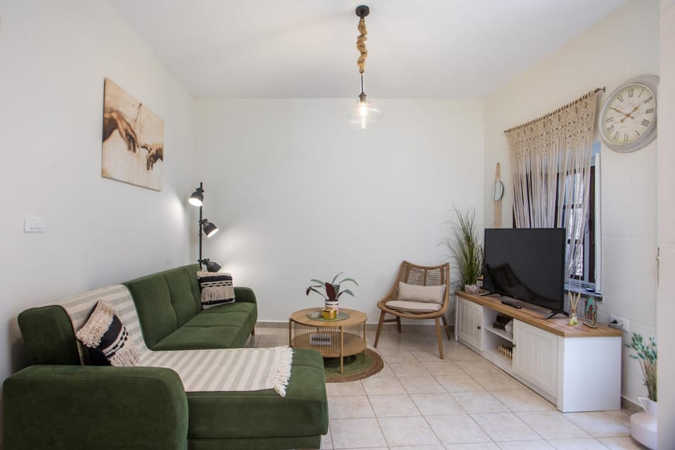 TV and multimedia, Living room, Seating area, Evening entertainment