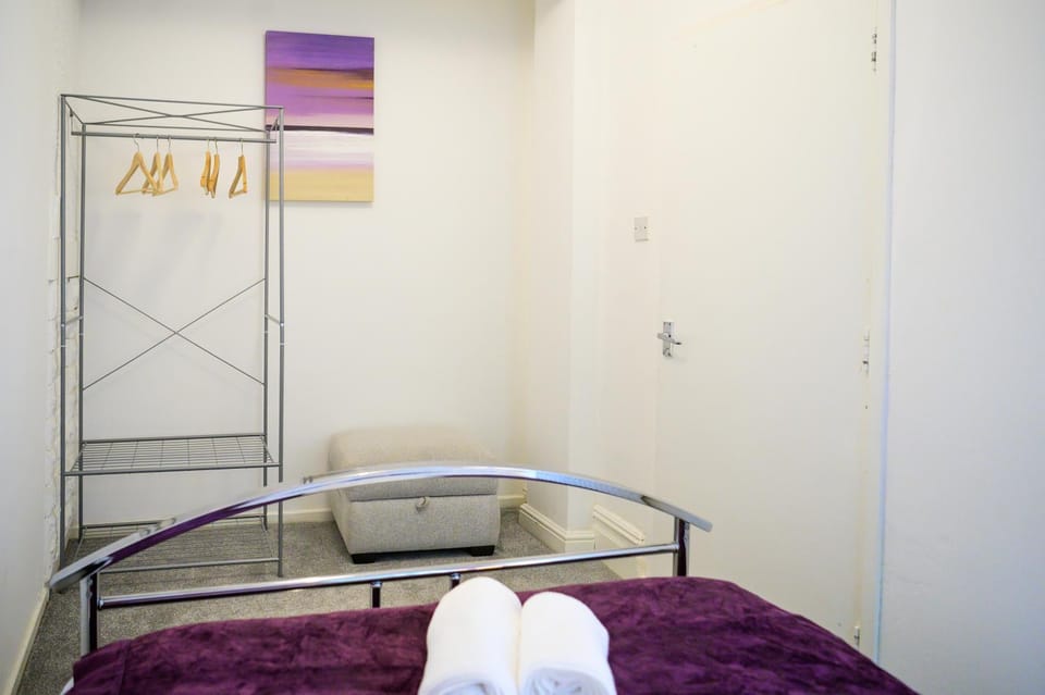 Bed, Bedroom, towels