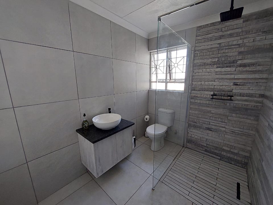 Shower, Toilet, towels