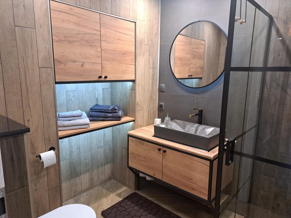 Shower, Toilet, Bathroom, towels