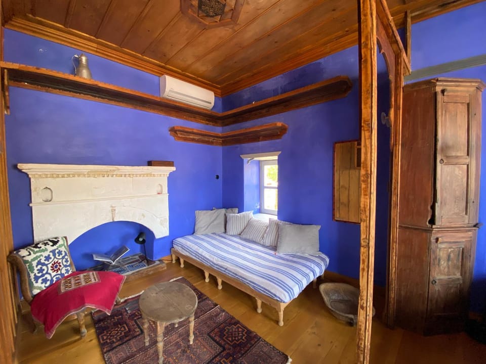 Bed, Living room, Seating area, Bedroom