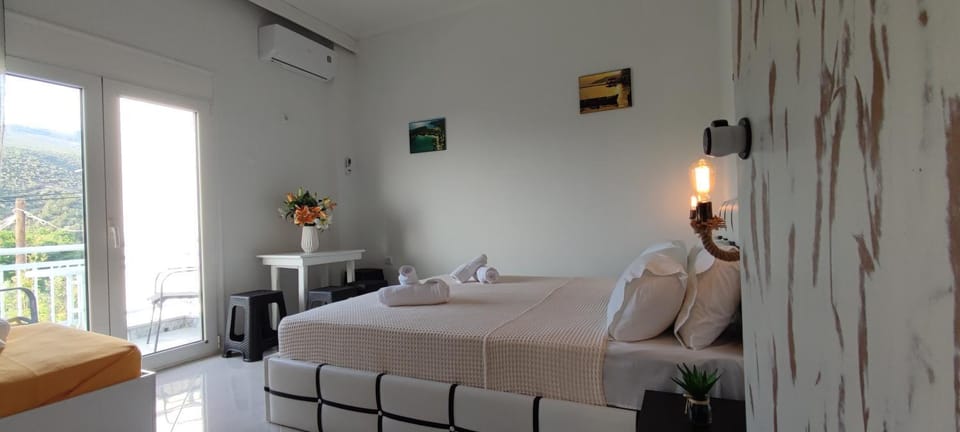 Bed, Natural landscape, Photo of the whole room, Bedroom, Mountain view