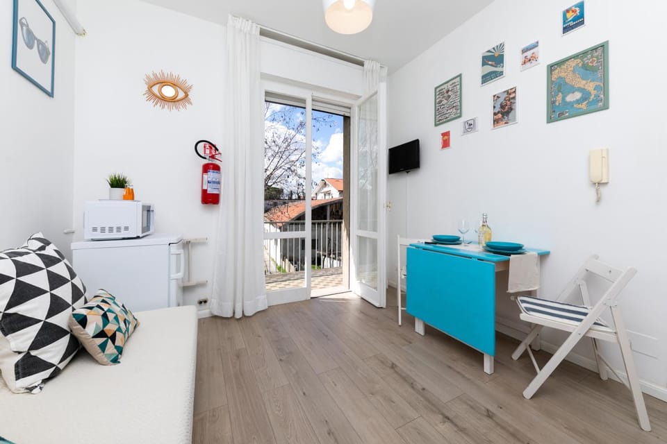 TV and multimedia, Kitchen or kitchenette, Living room, Seating area, Dining area, furniture