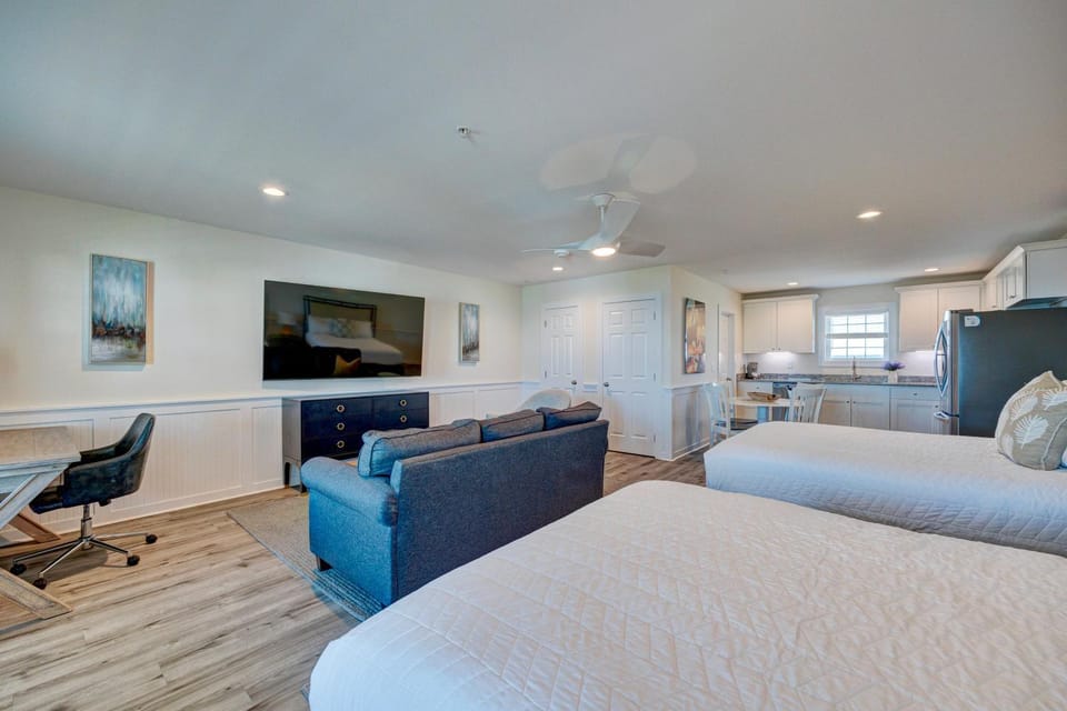 303 Queen Suite, 3rd Floor Sundown Apartment in Surf City