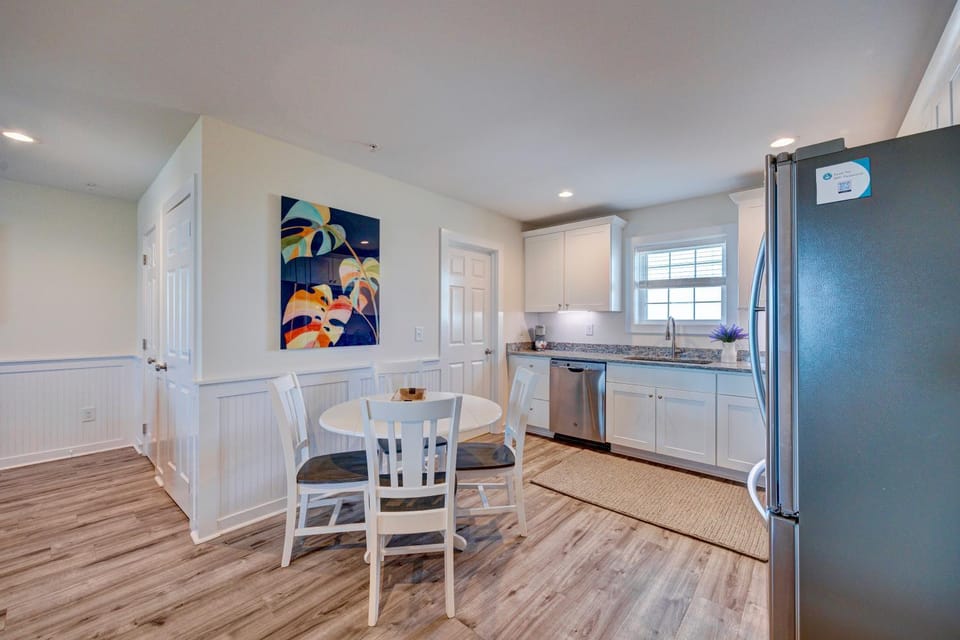 303 Queen Suite, 3rd Floor Sundown Apartment in Surf City