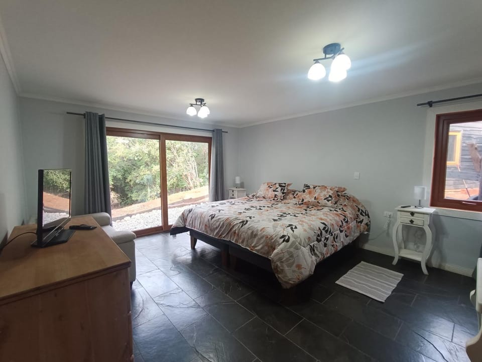 Bed, TV and multimedia, Photo of the whole room, Bedroom, hair dresser