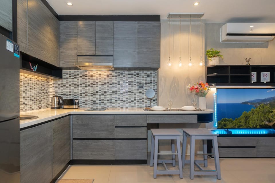 Kitchen or kitchenette, Dining area, stove
