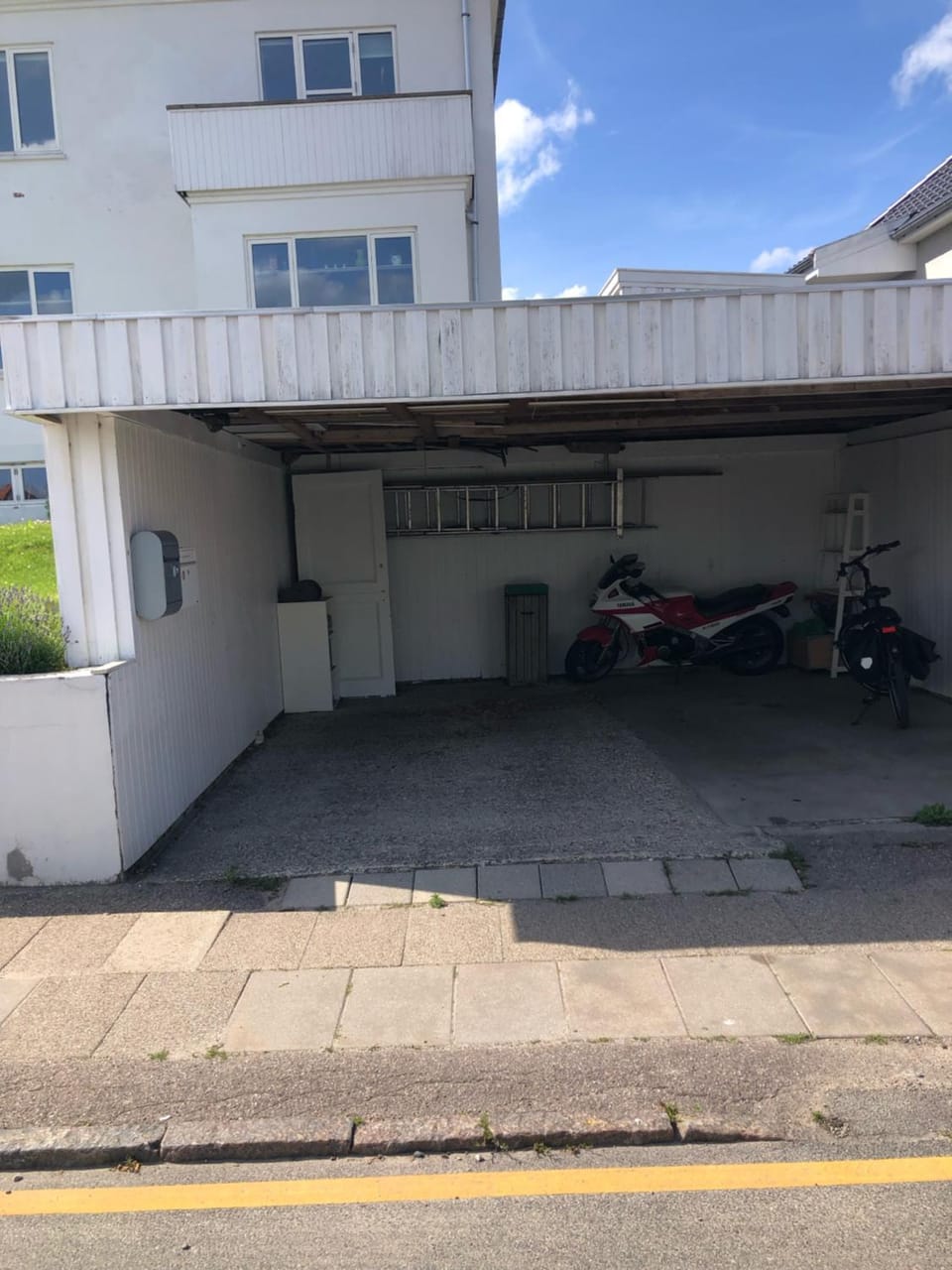Stor lys lejlighed med terrasse og altan Apartment in Zealand