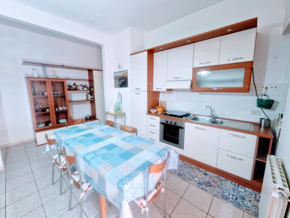Kitchen or kitchenette, Seating area, Dining area, Lunch, Lunch, pet friendly, stove, stove