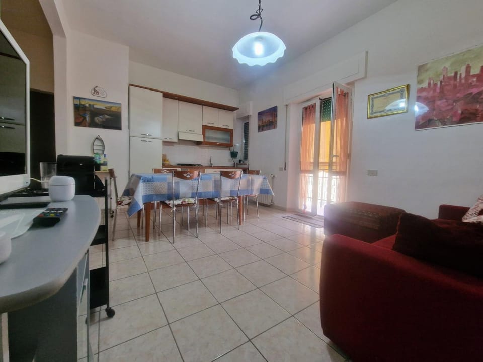 Communal lounge/ TV room, TV and multimedia, Kitchen or kitchenette, Living room, Seating area, Dining area, Lunch, Lunch, pet friendly, stove, stove