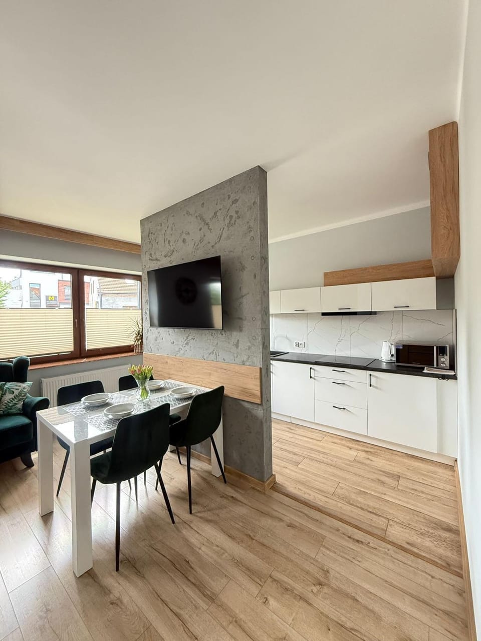 TV and multimedia, Kitchen or kitchenette, Dining area, stove, kitchen