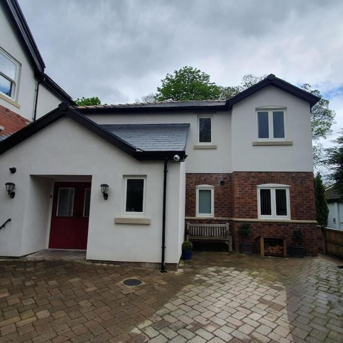 ChurstonBnB, private flat within family home, Bolton Apartment in England