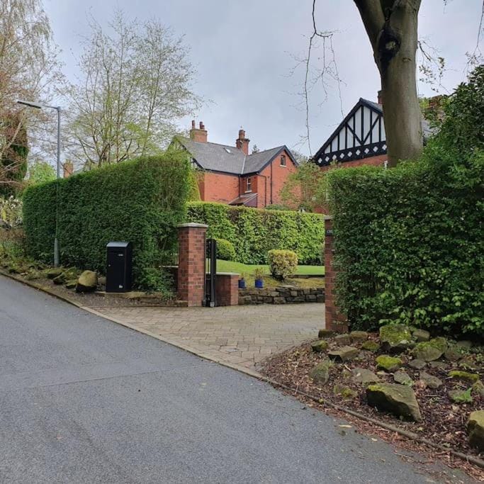 ChurstonBnB, private flat within family home, Bolton Apartment in England