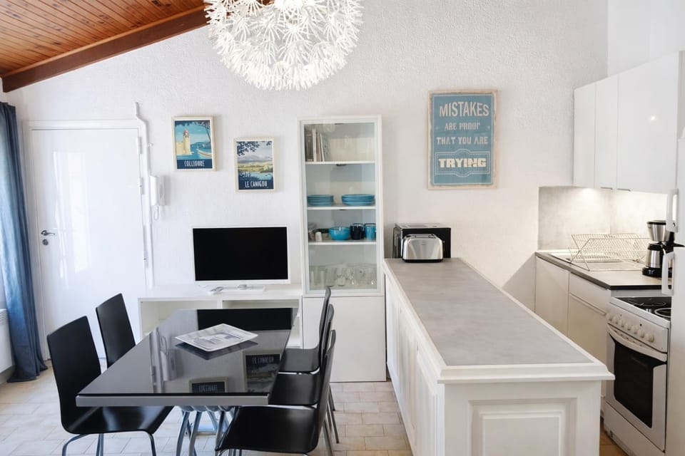 TV and multimedia, Coffee/tea facilities, Kitchen or kitchenette, Dining area, microwave, minibar, oven, stove