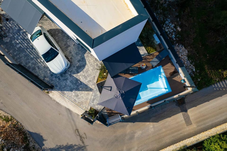 Property building, Day, Pool view, Swimming pool, Swimming pool, Parking, sunbed