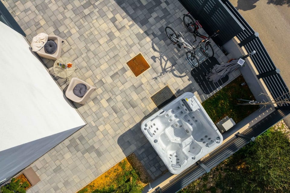 Patio, Day, Hot Tub, Balcony/Terrace