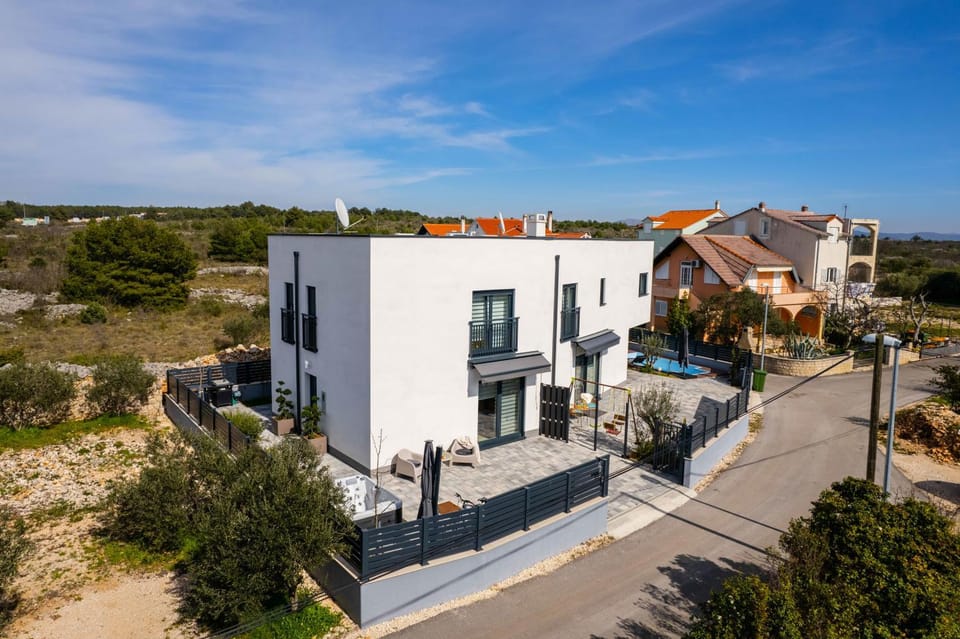 Property building, Day, Neighbourhood, Natural landscape, Street view, Location, Parking