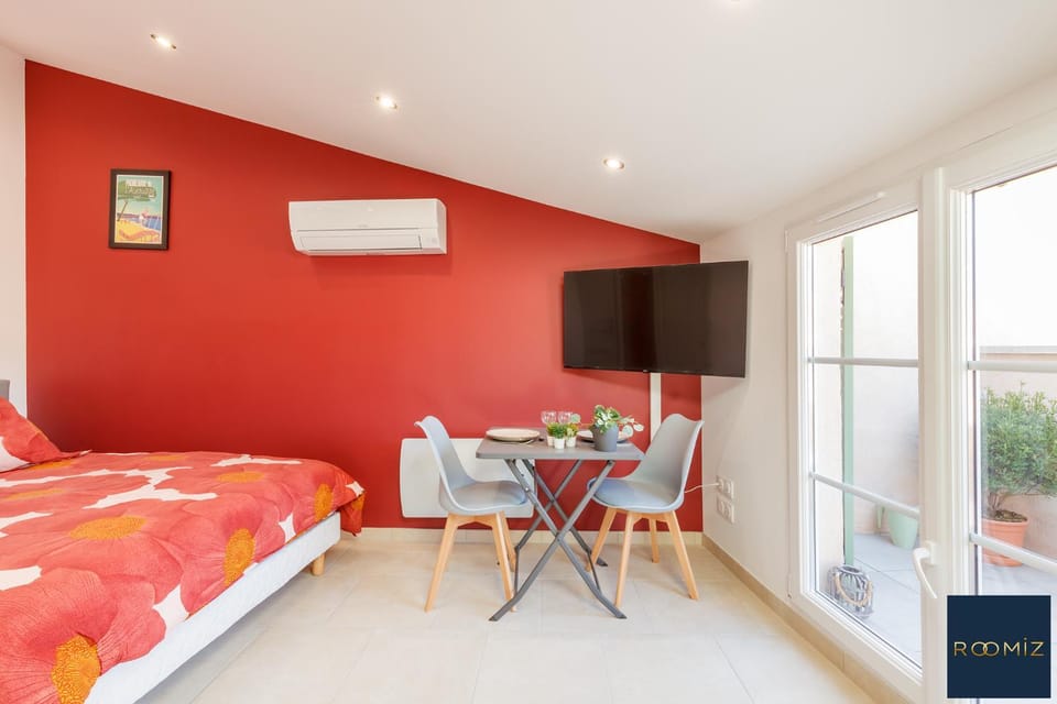 Bed, TV and multimedia, air conditioner