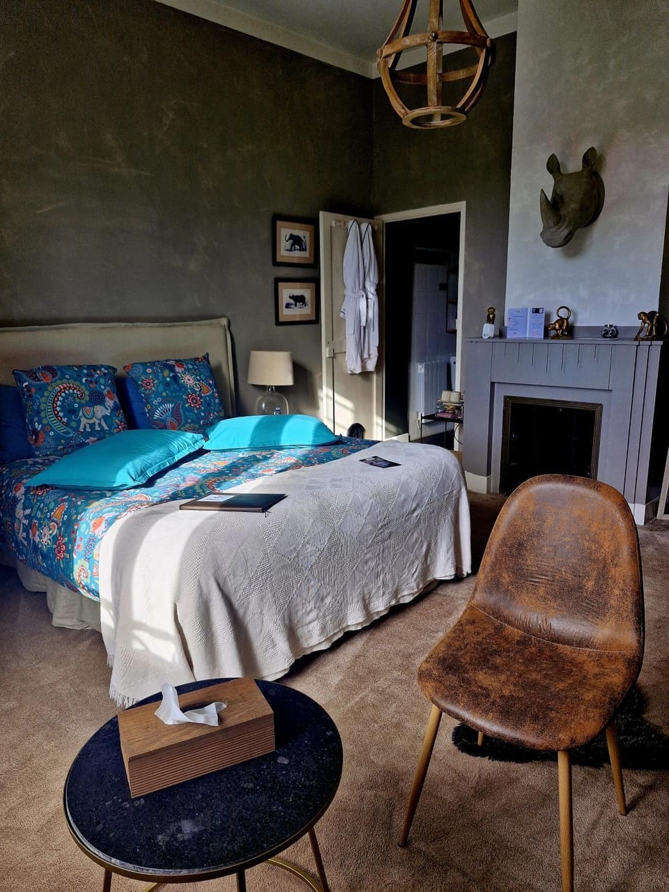 Bed, Photo of the whole room, Seating area, Bedroom