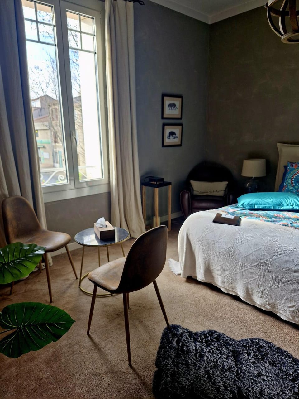 Bed, Living room, Photo of the whole room, Seating area, Bedroom