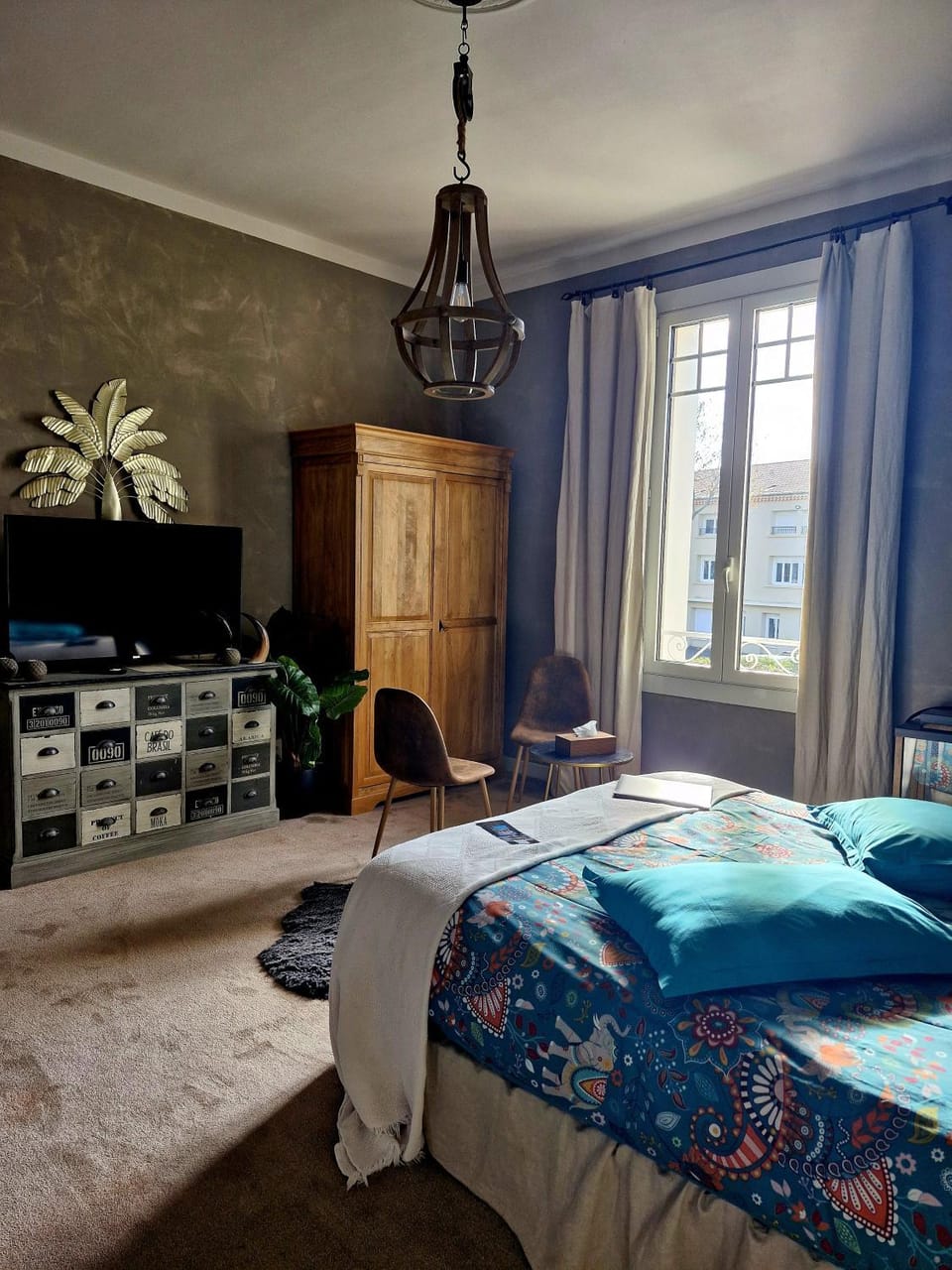 Bed, TV and multimedia, Photo of the whole room, Seating area, Bedroom, wardrobe
