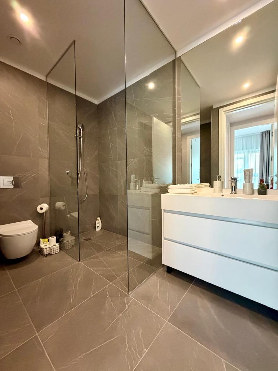 Shower, Toilet, Bathroom, towels