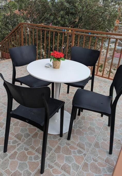zeezicht appartement 50m from beach Apartment in Šibenik-Knin County, Croatia