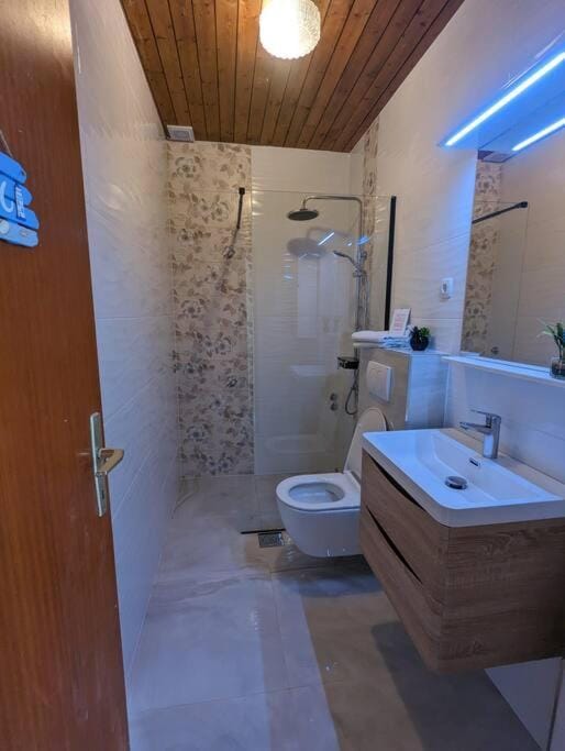 zeezicht appartement 50m from beach Apartment in Šibenik-Knin County, Croatia
