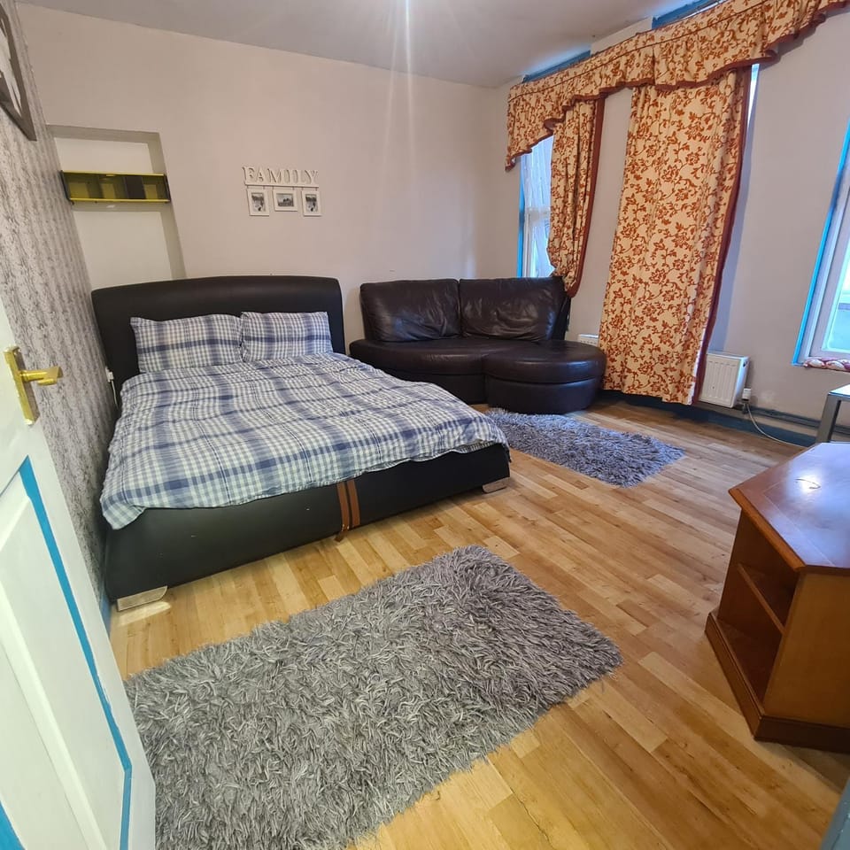 2 Bedroom w/shower flat, ALL TO YOU, not shared Apartment in London Borough of Ealing