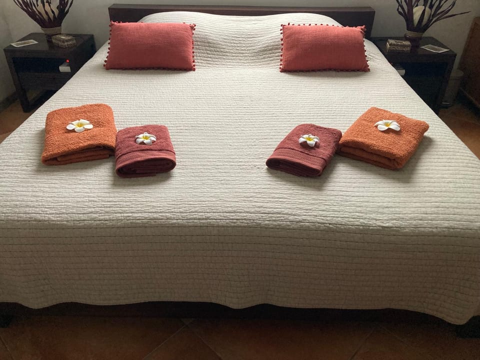 Bed, towels