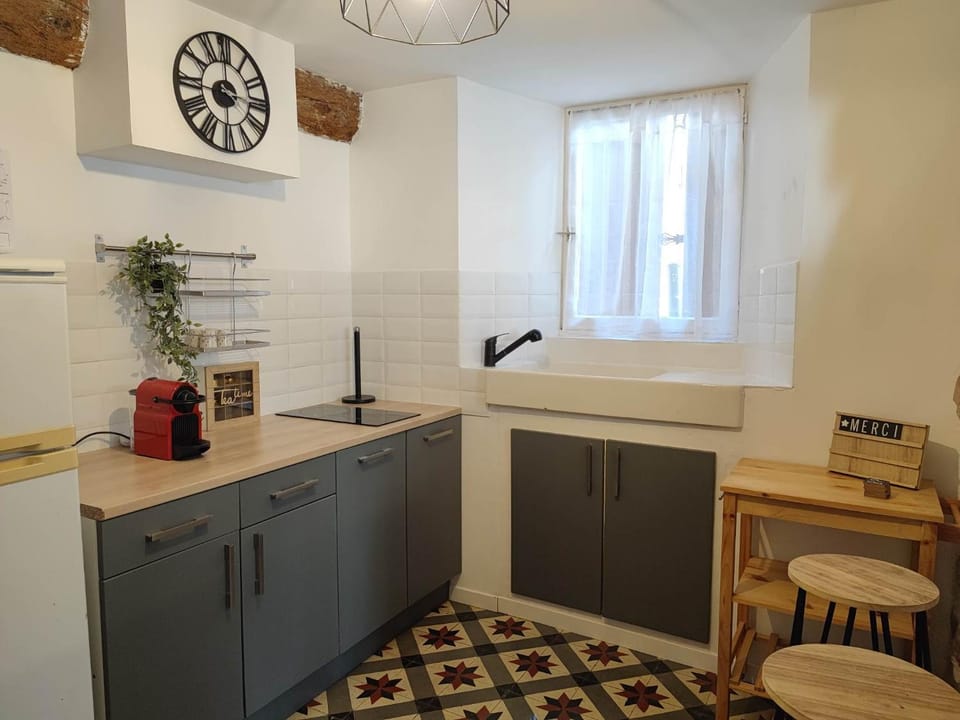Kitchen or kitchenette, minibar, stove