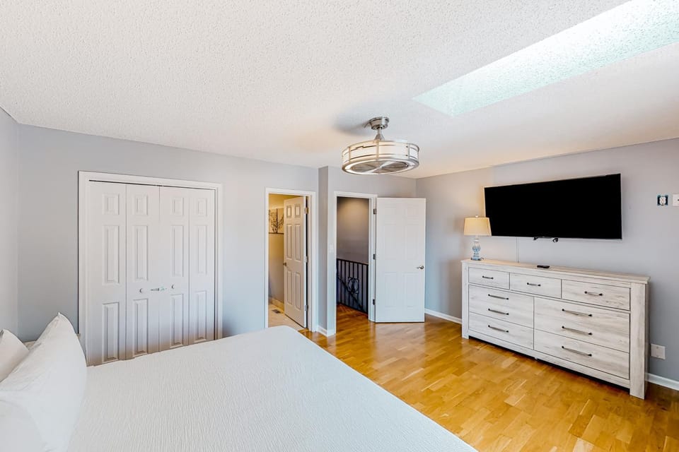 Bed, TV and multimedia, Photo of the whole room, Evening entertainment, Bedroom, wardrobe