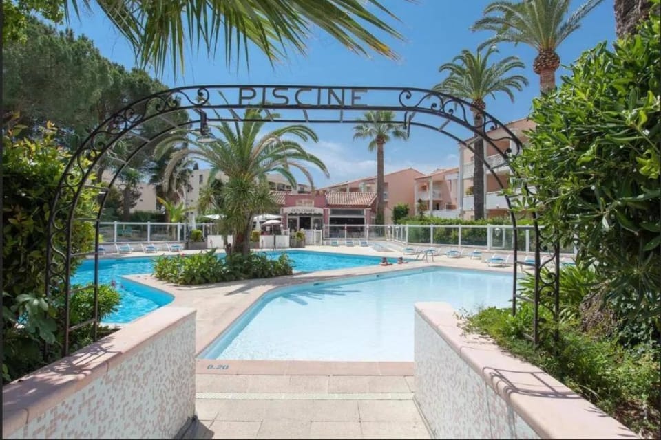 Property building, Day, Natural landscape, Garden, Swimming pool, sunbed