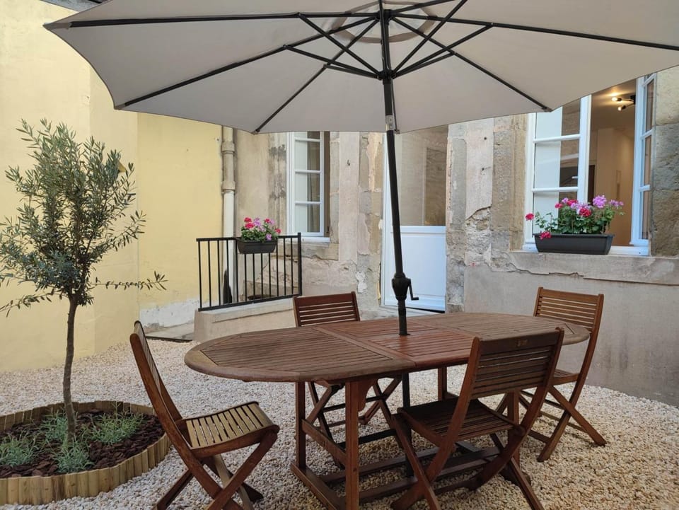 Day, Dining area