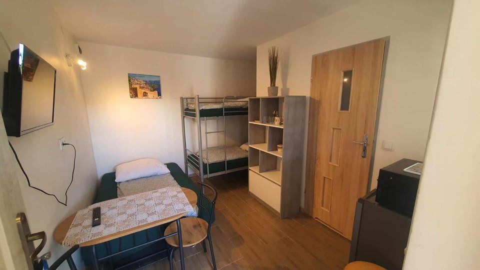 Bed, TV and multimedia, Photo of the whole room, bunk bed
